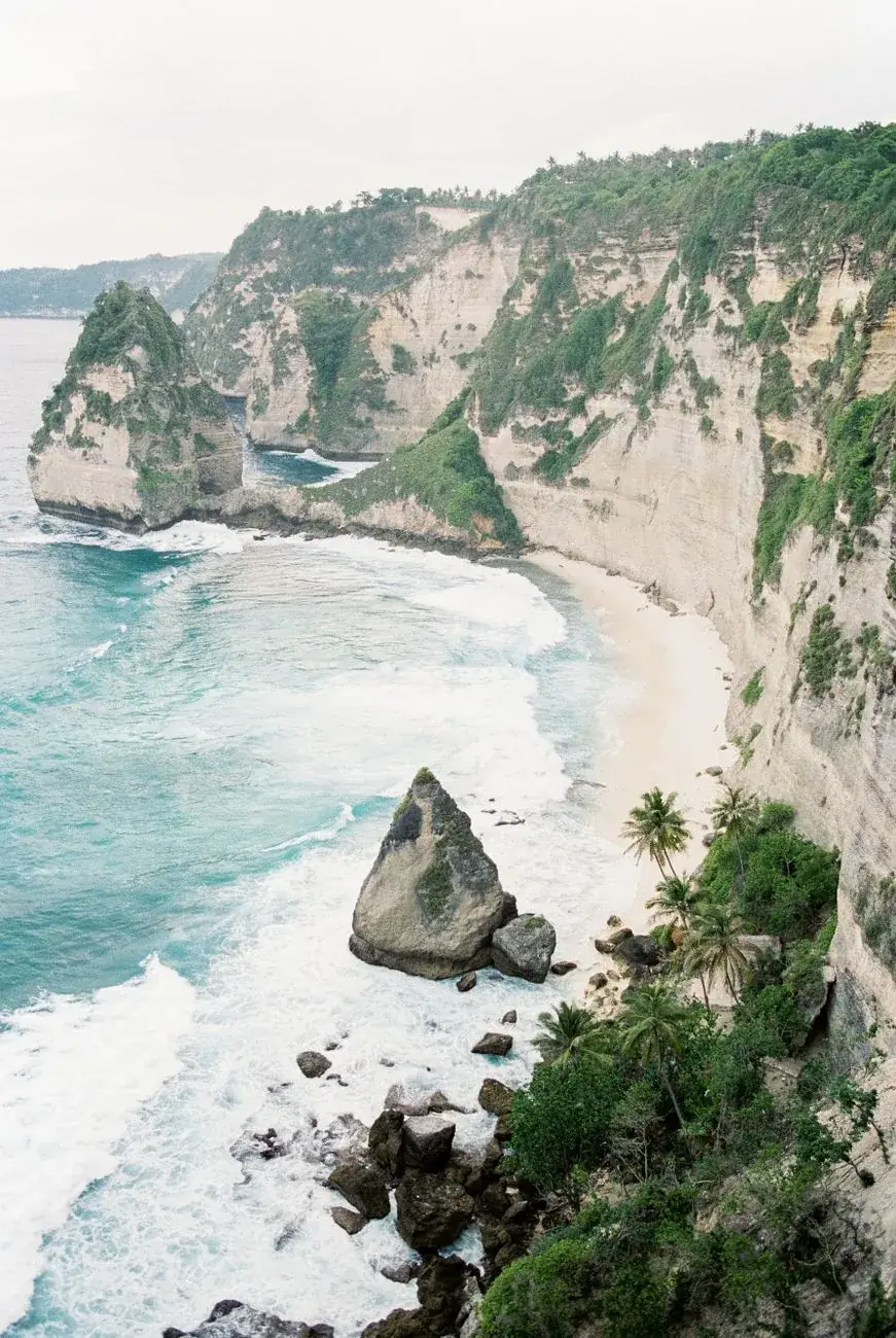 Sheer cliffs and heavy shore break below the descent to Diamond Beach, Nusa Penida