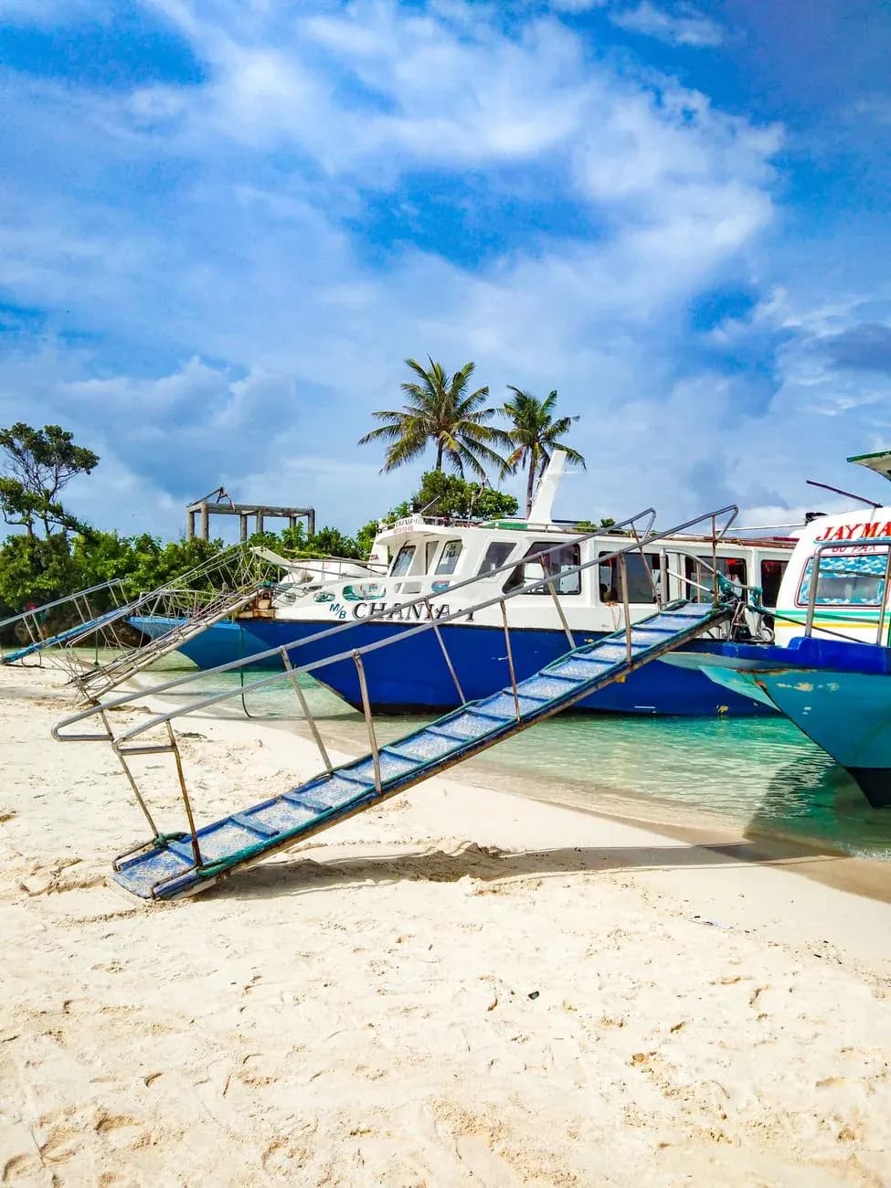 Fast boats beached with boarding ramps on the sand, the usual way to embark for Nusa Penida