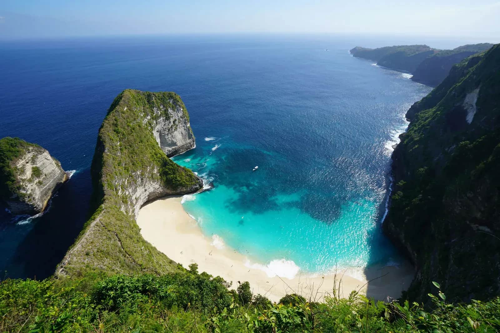 The Kelingking headland dropping to a white beach and turquoise bay, Nusa Penida