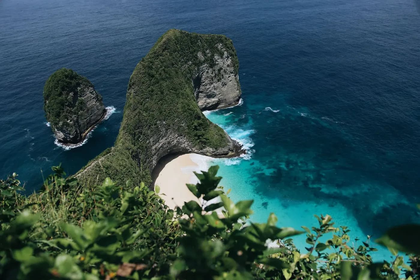 The Kelingking cliff and its white sand cove seen from the clifftop viewpoint, Nusa Penida