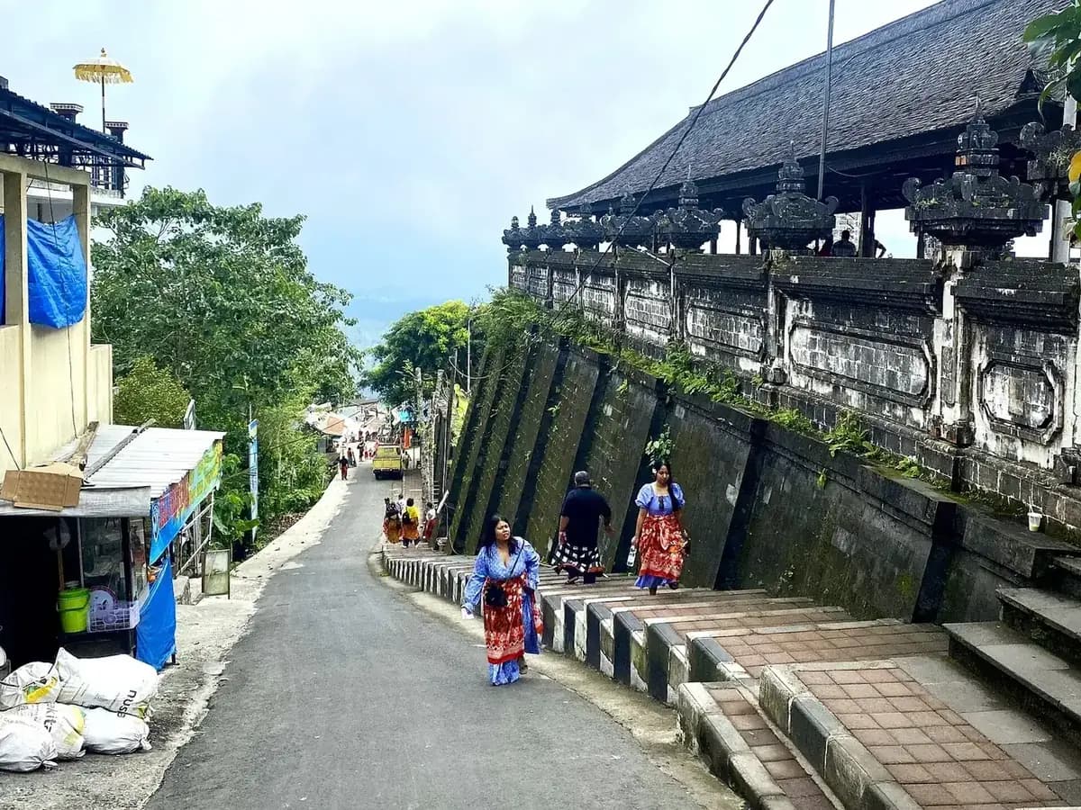The access road below Lempuyang with warungs, temple steps and worshippers in traditional dress