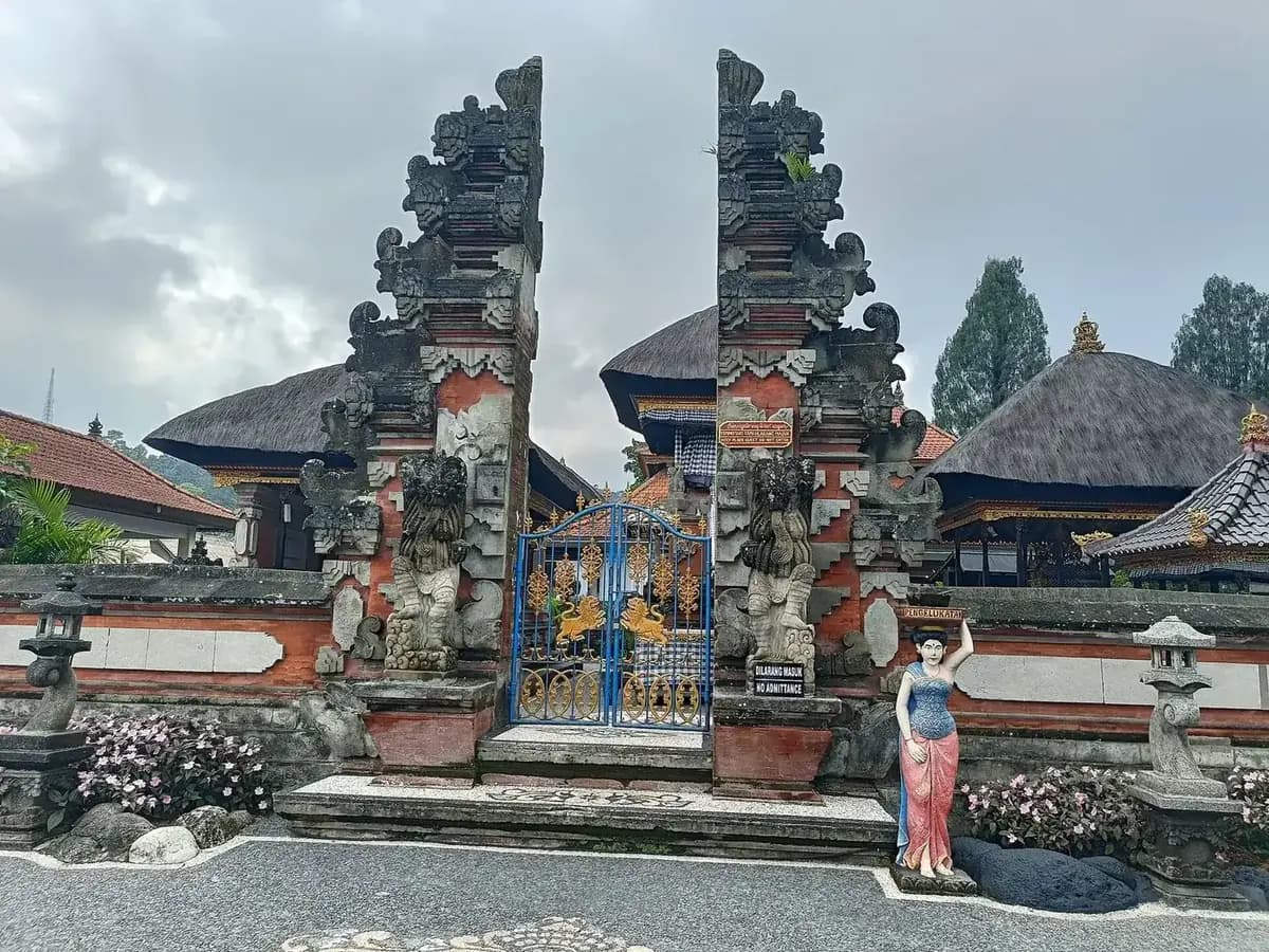 A closed split gate at Ulun Danu Beratan with a no entry sign in front of the inner enclosure